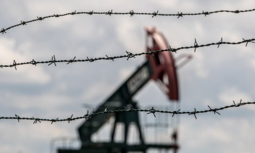 Cijene nafte poskočile iznad 65 dolara, saudijska proizvodnja prepolovljena