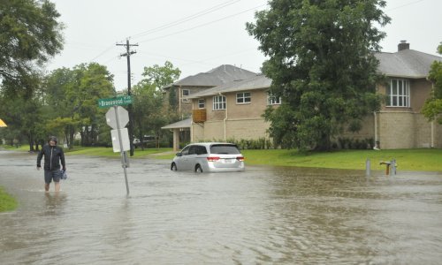 Oluja Imelda ubila dvoje ljudi i poplavila domove na području Houstona