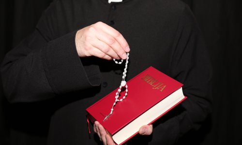 Svećenik iz Tanzanije prijavljen za spolnu zlouporabu djevojčice u Slavoniji. On tvrdi da je žrtva rasizma