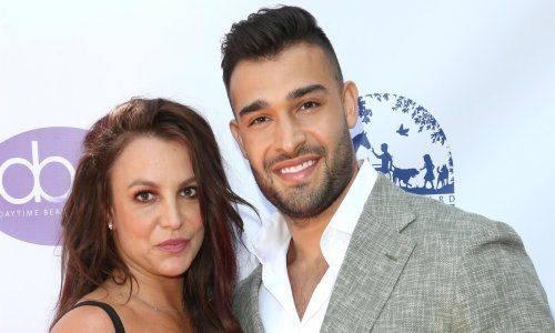 Mentalni slom i suđenje ostavili su traga: Vidno iscrpljena Britney Spears pozirala s dečkom na crvenom tepihu