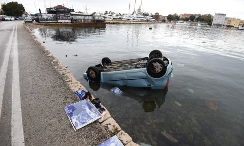 Puntom sletio u more pa se okrenuo na krov, a spašavali ga prolaznici