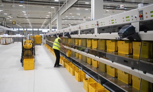 Divovski stroj u sortirnom centru vrijednom 350 milijuna kuna razvrstavat će pošiljke u trenu