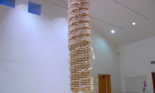 Gledanje rušenja visokog tornja od drvenih kockica neobičan je užitak