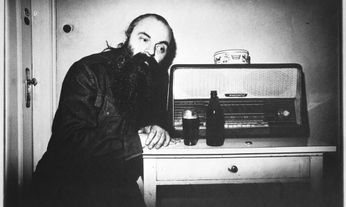 Totalni portret grada: Tomislav Gotovac i Július Koller u razgovoru s Vjenceslavom Richterom