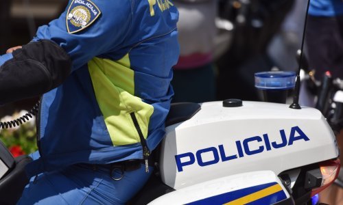 Motocikl MUP-a sletio s ceste, jedna osoba prevezena u bolnicu
