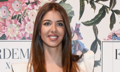 Iva Šarić izgleda kao milijun dolara u dugoj zlatnoj haljini