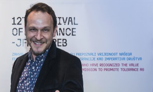 Omiljeni glumac, 'majstor za viceve' objavio urnebesni video; evo što su mu poručili fanovi