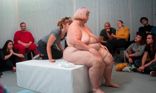 Umjetnica Julischka Stengele u Zagrebu htjela prekriti tijelo poljupcima, pomogla joj i publika