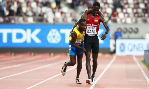 Dajte ovom čovjeku zlatnu medalju! Vratio se po iscrpljenog suparnika i praktički ga odnio do cilja