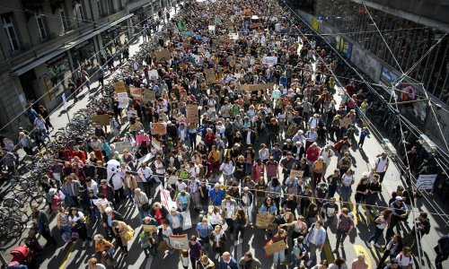 Sto tisuća ljudi hodalo za klimu u Bernu