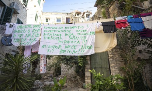 Neobičan prosvjed na tiramolama u Splitu