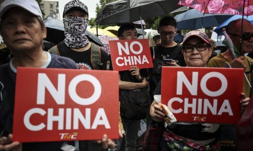 Deseci tisuća ljudi okupili se u Taipeiju u znak solidarnosti s Hong Kongom