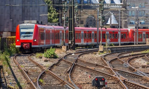 Oluja s Atlantika uzrokovala prekid željezničkog prometa u sjevernoj Njemačkoj