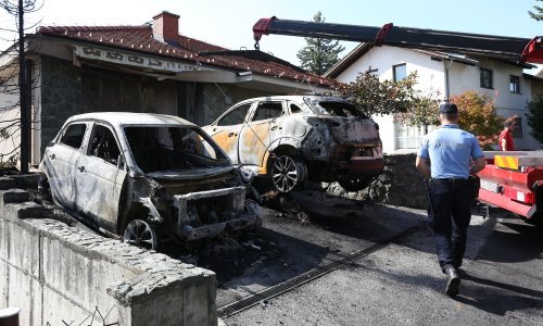 [FOTO/VIDEO] U Zagrebu usred noći pred obiteljskom kućom zapaljena dva automobila