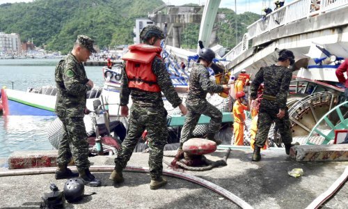 [FOTO/VIDEO] Strava u Tajvanu! Most se srušio na brodove u luci, ima nestalih i ozlijeđenih. Ovo je trenutak rušenja mosta