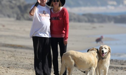 Rock legenda Neil Young u zagrljaju Daryl Hannah