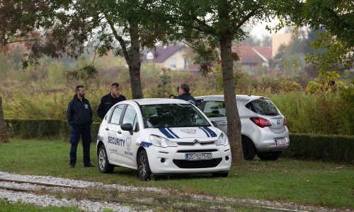 [FOTO/VIDEO] Nakon što su vlasnici zemljišta u Zagrebu postavili ogradu, danas okretište tramvaja u Prečkom čuvaju zaštitari