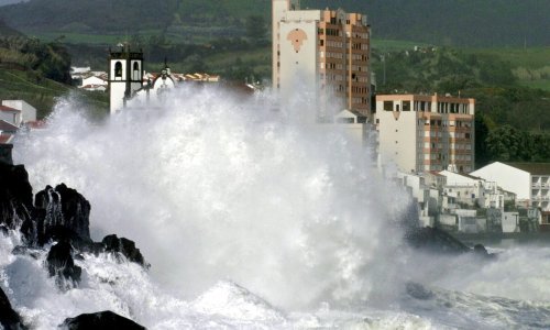 Uragan Lorenzo pogodio Azore
