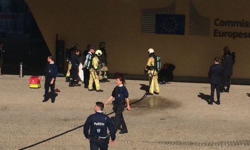 Pokušao se zapaliti ispred Europske komisije u Bruxellesu; zgrabila ga policija i vatrogasci