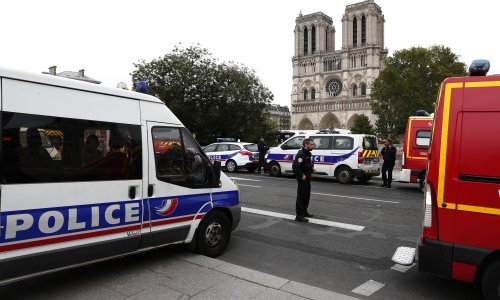 Kaos u Parizu: Muškarac nožem ubio četvero policajaca, ustrijeljen kod crkve Notre-Dame