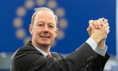 Želi podići Berlinski zid, maskirao se u Obamu. Tko je 'bezglavi smušenjak' koji je grilao Šuicu u Bruxellesu?