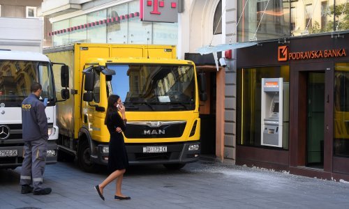 [FOTO] Kamion u centru Zagreba razbio stakleni krov ispred ulaza u banku na Cvjetnom trgu
