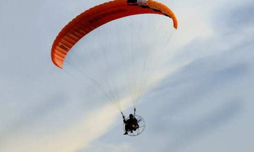 U slijetanju paraglajderom zapeo za granu i ostao visjeti na pet metara visine, spasili ga vatrogasci