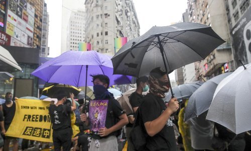 Kineski vojnici upozoravaju prosvjednike u Hong Kongu u kojem i dalje traju nemiri