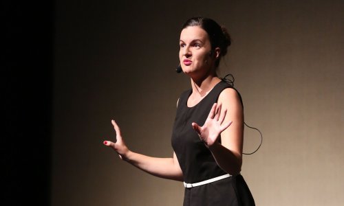 [FOTO] Sarajevska hit komedija 'Prekvalifikovana' u Hrvatskom kulturnom domu na Sušaku