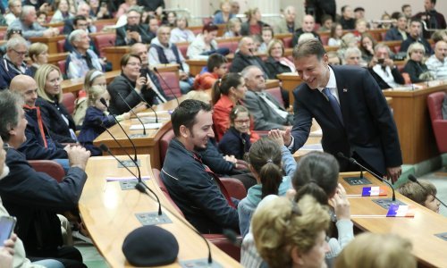 Sabor nikad puniji, 1.665 građana sjelo u zastupničke klupe