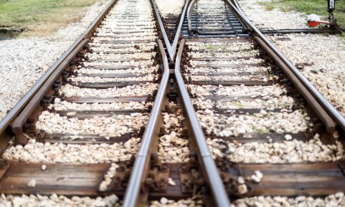 Vozač automobila preživio nalet vlaka kod Plaškog