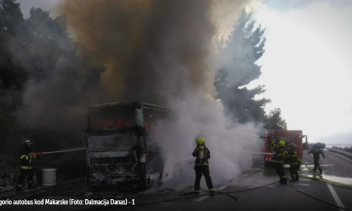 Autobus pun turista zapalio se kod Makarske: Vozilo u potpunosti izgorjelo, vatrogasci su još na terenu