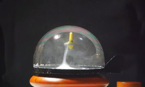 Pogledajte kako stara igračka lebdi u magličastoj pari