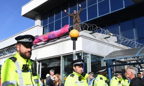 Eko aktivisti planirali na tri dana zauzeti londonsku zračnu luku pa uzrokovali tek jedno kašnjenje leta