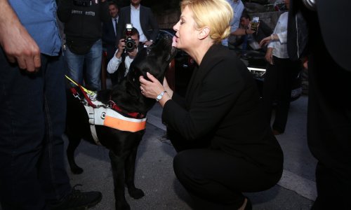 [VIDEO/FOTO] Predsjednicu u Splitu 'izljubio' pas