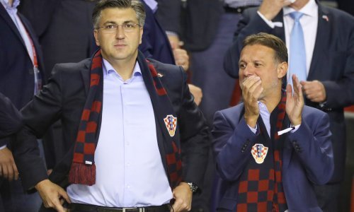 [FOTO] Hrvatsku s tribina bodrio cijeli državni vrh, okitili se i navijačkim rekvizitima