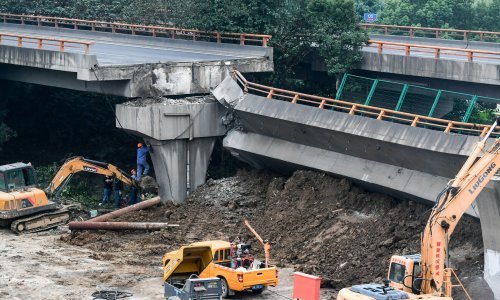 [FOTO] Most u Kini pao na automobile, troje mrtvih