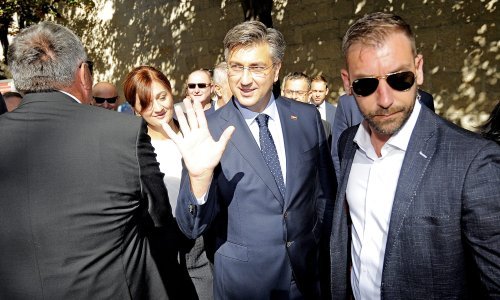 Plenković otkrio bistu Marku Veselici čije je postavljanje inicirao Miro Bulj, pa se mostovcu narugao: Poslat ću ga za veleposlanika u London