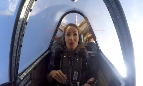 Prvo pravilo zračnih akrobacija je vezanje kose u rep. Ova je žena naučila to na teži način