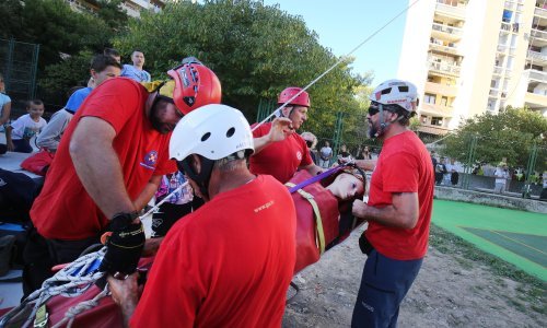 [FOTO] Gasila se vatra, spašavali unesrećeni s nebodera - vatrogasci, policija, hitna i GSS pokazali Splićanima što mogu