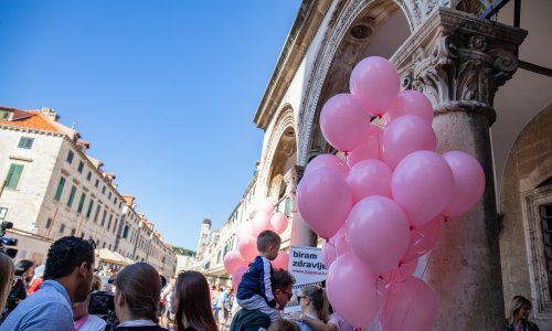 Ružičasta subota na Stradunu: Građani obilježili važnost ranog otkrivanja raka dojke