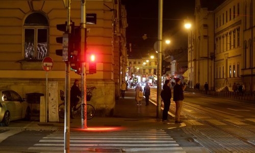 U Zagrebu postavljen semafor koji upozorava pješake zadubljene u mobitele