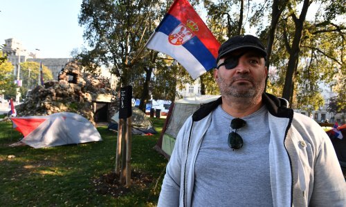 [FOTO] Srpski veterani 'pokrali ideju' hrvatskih branitelja: Razvukli šatore u Beogradu, traže veća prava i borački dodatak