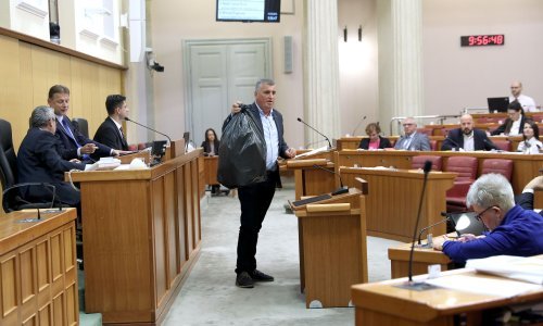 [FOTO/VIDEO] Burno jutro u Saboru: Bulj ostavio premijeru vreću smeća, Pernara opet iznijeli iz sabornice
