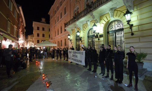 Prosvjed ispred zadarskog suda; odjeveni u crno zapalili svijeće i raširili transparente s porukama za hrvatsko pravosuđe