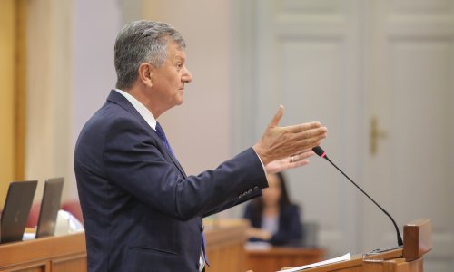 Rasprava o Kujundžiću završena nakon osam sati, osim s Mrsićem, ušao je u burnu polemiku i s Mrak Taritaš: 'Bolje vam je da kuće ne spominjete'