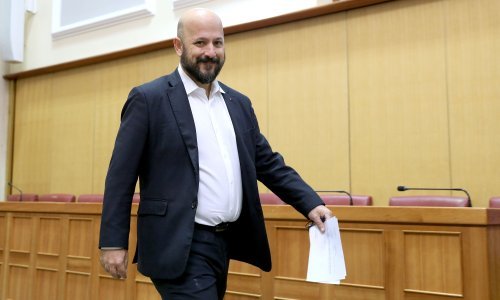 Rebalans u Saboru: Maras prozvao Vladu da nema za učitelje, ali ima za APIS