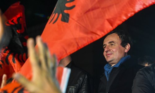 Vučić pitao britanskog veleposlanika u Prištini uz čiju se zastavu slikao s Kurtijem