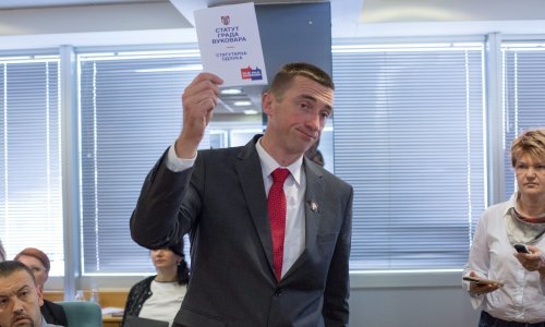Cirkus u Vukovaru: Vijećnik SDSS-a poklonio Penavi statut grada na ćirilici, ovaj ga bacio na pod: Ovo je čin agresije!