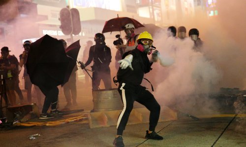 Prosvjednici bacali molotovljeve koktele policija uzvratila suzavcem i vodenim topovima u Hong Kongu